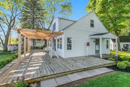 Esther House - Beautiful, Newly Renovated Lakehouse on Paw Paw Lake