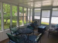Dogwood Cottage: Short walk to the Strip, 2 Full Baths, A/C, WIFI, Private Yard