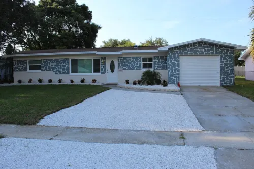 Spacious 4-bedroom house in fantastic Tampa with AC, WiFi