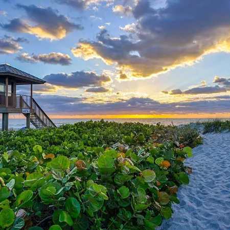 POSHPADZ Villa Hermosa, Sleeps 6, Water View, Walk to Jupiter Beach, Pool,Tennis