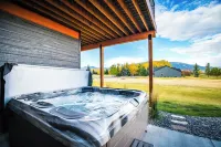 Shred Lodge - Luxurious modern home on the golf course with 180 degree views