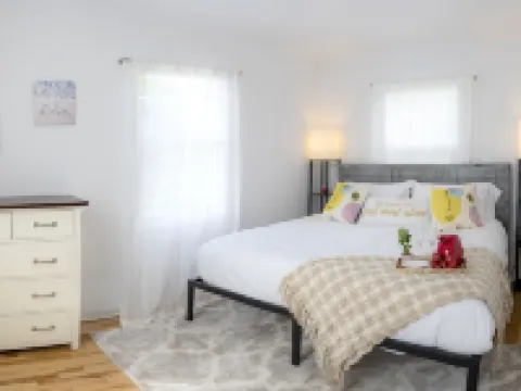 Beach Home w/King & Queen bed + Wi-Fi see Whales/Eagles Minutes to Seattle Ferry โรงแรมในเบรเมอร์ตัน