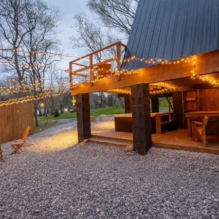 Freya's Cabin peaceful Aframe with hot tub & sauna 15 min to the national park!
