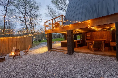 Freya's Cabin peaceful Aframe with hot tub & sauna 15 min to the national park!
