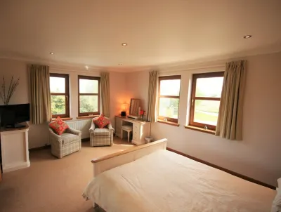 A stunning bungalow (STB 5 star ) close to local amenities and pubs. โรงแรมใกล้Loch Coruisk