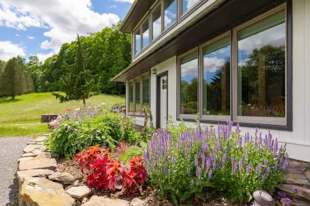 Toymaker Farm: Bright Private Oasis in Saugerties