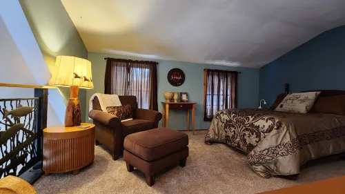 Newly renovated. Cozy home for a perfect quiet getaway 25 miles from Marquette