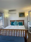 Apartment amongst the Kangaroos and only a 3 minute walk to Snelling Beach