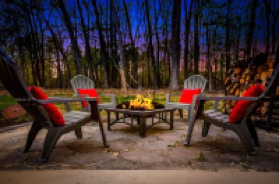 Cedar Loft at The Woods-Vintage Chic Cabin Retreat with Amenities Access