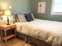 2 bed/1 bath, 1.5 blocks to beach/town, dog friendly