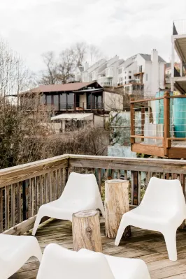 City Vibes:Trendy/ community Pool/ Weekday Escape!