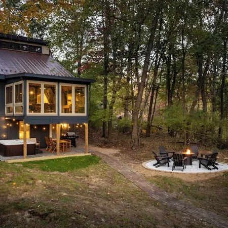 Peaceful Getaway-Hot Tub, Fire Pit, PS5, Amazing Views!