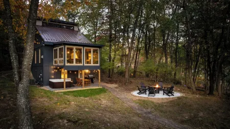 Peaceful Getaway-Hot Tub, Fire Pit, PS5, Amazing Views!