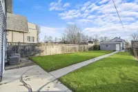 Modern apartment in great central location! Hotels near Concordia University Chicago