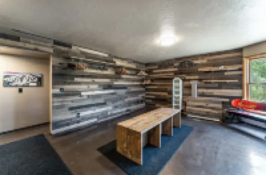 Cozy Large Cabin with hot tub and skiing and hot springs near by! Trails galore!