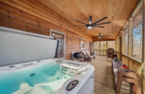 Serenity-A Romantic Secluded Riverfront 1 Level Expansive Log Cabin with Hot-Tub