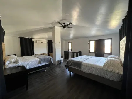 The Charming House of Riverside: All King beds, 55" Smart TVs, W/D, Downtown Отели рядом с достопримечательностью «Калифорнийский университет в Риверсайде»