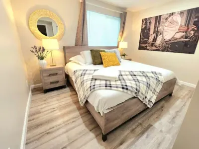 M2-Bungalow Home Quiet & safe 3bedroom 2 bath Foot of the mountain Kingbed!