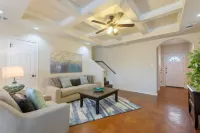 20% OFF Updated 3BR 2.5BTH Townhome - Pet-friendly - Fast WiFi-Driveaway Parking Hotels in Selma