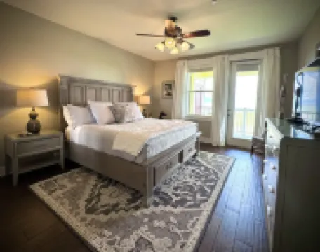 Top Floor Condo with Gulf and Bay Views, Gorgeous Sunsets, Walk to Beach!