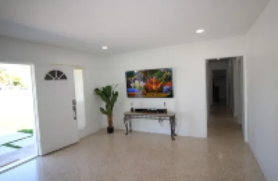 House is 15 min from anywhere. Miami Children Hospital, 8 miles MIA