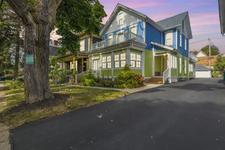 Luxury 3BR, 2 Full + 2 Half Baths / Walk to Elmwood / Garage / EV Charger / AC Отели рядом с достопримечательностью «Центр Конвенции Буффало Ниагара»