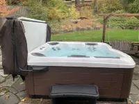 Relaxing home with hot tub - close to downtown