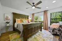 2 Bedroom Chalet+Deck+Hot Tub+Game Room+Fireplace