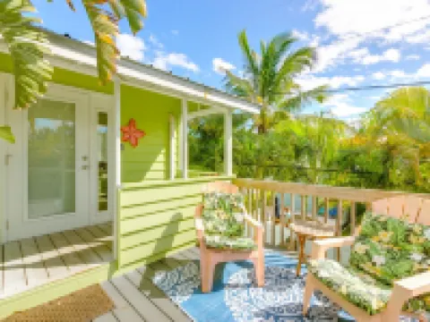 Beautiful downtown Melbourne Beach renovated apartment one block from the beach! 墨爾本海灘酒店