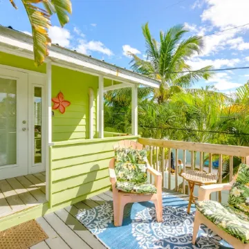 Beautiful downtown Melbourne Beach renovated apartment one block from the beach!