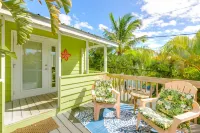 Beautiful downtown Melbourne Beach renovated apartment one block from the beach!