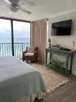 Beautiful beachfront condo-AMAZING Sunset Views! 2 FREE VIP beach chairs.