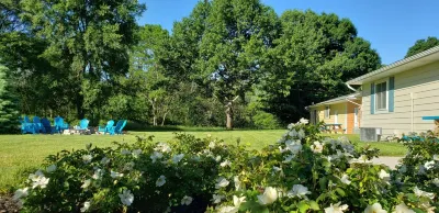 Sunrise Cottage, Saugatuck. Walk downtown. Clean, crisp, colorful, convenient.