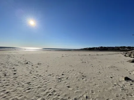 Brand New! Studio B: Sleeps 4, Walk to beach/town, seasonal pools, kitchenette