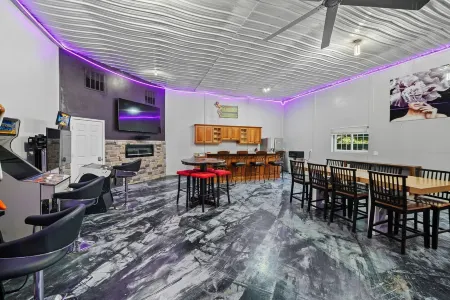 Amazing & A Party BARN… Hot Tub, PL TBl, Png Png, & Arcade!  Access to Pools! Отели в г. Запад Де-Мойн