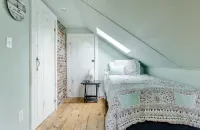 Starfish Cottage★0.4mi walk Beach & Village★Pet Friendly★Bikes★Fireplace★Firepit Hotels in Dennis Port