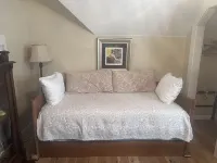 Charming Downtown Historic Yellow House - Route 66 Retreat & Grand Canyon Nearby