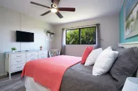 5 Miles to Beach! Heated Pool, Quiet, Tennis, Lanai, Laundry, Parking, Dining