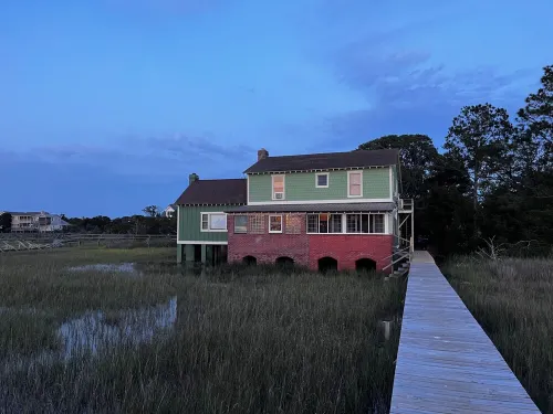 Creek Front Home, Short Walk to the Beach. Beautiful Marsh Views!