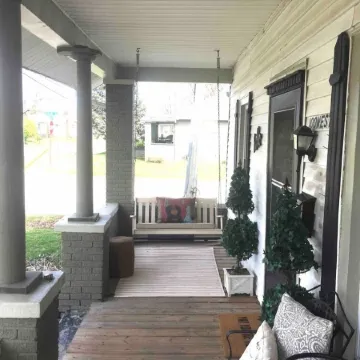 Bluegrass Bungalow 2 bedrooms with large porch