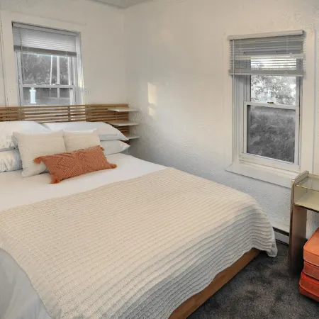 Peach by the Beach! 1 Bdrm Apt close to downtown