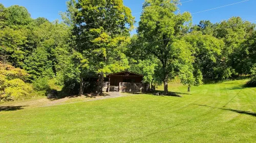 Lakeview Lounge. 3 bedroom cabin surrounded by national forest.