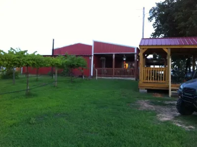 Lovely secluded rustic cabin within waking distance of Rocky Top Winery .