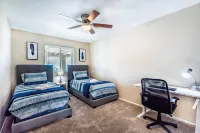 Resort Style Backyard- Heated Pool, Putting Green, Outdoor TV and Pool Table. Hotels in Peoria