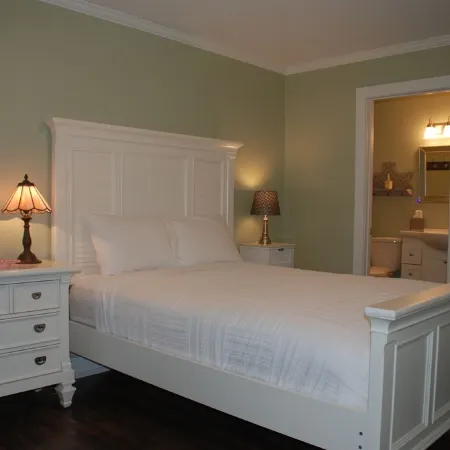 Majestic Pines Condo ~ minutes away from downtown Saugatuck