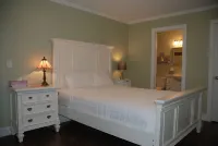 Majestic Pines Condo ~ minutes away from downtown Saugatuck - Hot Tub