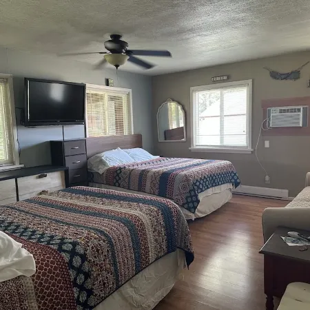 2-Bdrm Lake View/Access Cabin, Family/Pet Friendly, Large Screened Porch, Clean