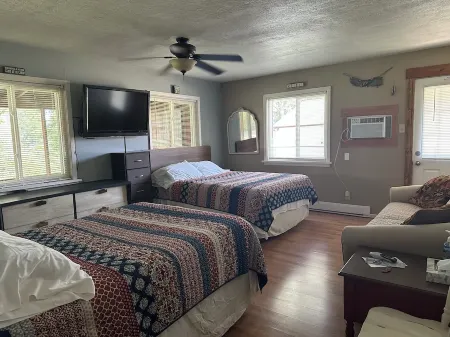 2-Bdrm Lake View/Access Cabin, Family/Pet Friendly, Large Screened Porch, Clean