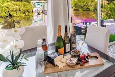 Waterfront 2 bedroom/1 bath Renovated Apartment in Palm Harbor Отели рядом с достопримечательностью «Pop Stansell Park»