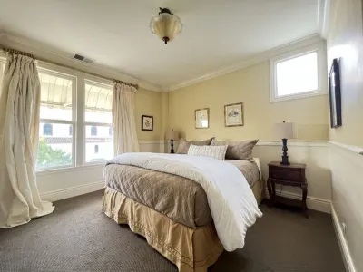 Elegance & Charm 2 blocks to Sonoma Square, from 249 off season Depot Park Museum附近的飯店